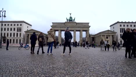 19.01.2018-Berlin,-Deutschland---Menschen-Touristen-Menge-Spaziergang-auf-Platz-nahe-Brandenburger-Tor.