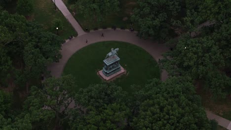 Vista-aérea-del-círculo-de-Logan-y-la-estatua-de-John-A.-Logan.