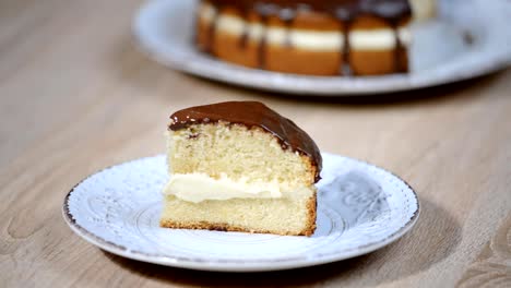 Mädchen-essen-Boston-Cream-pie