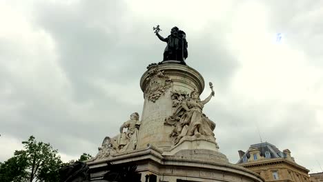 Le-monumento-a-la-República,-también-conocida-estatua-de-la-República-convertido-en-el-lugar-emblemático-de-reunión-después-de-que-ataques-de-París