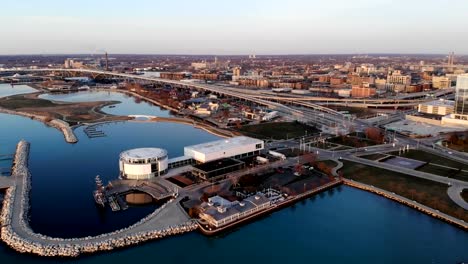 Luftaufnahme-des-amerikanischen-Stadt-in-der-Dämmerung.-Hochhäuser,-Autobahn,-Bucht.--Sonnigen-Morgen.-Milwaukee,-Wisconsin,-USA