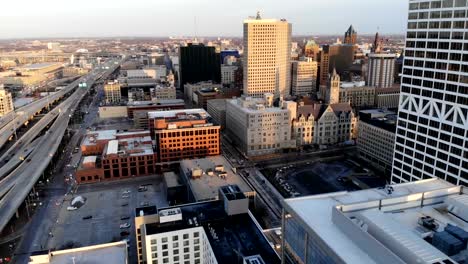 Vista-aérea-de-ciudad-estadounidense-en-la-madrugada.-Edificios-de-gran-altura,-autopista,-Bahía.--Mañana-soleada.-Milwaukee,-Wisconsin,-Estados-Unidos