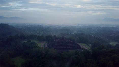 Tiro-de-drone-de-vista-aérea-del-templo-de-Borobudur-en-Java-al-amanecer,-viajes-Indonesia-religión-drone-concepto-4K-de-resolución