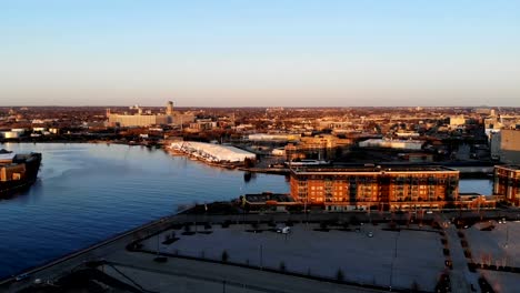 Vista-aérea-de-ciudad-estadounidense-en-la-madrugada.-Edificios-de-gran-altura,-autopista,-Bahía.--Mañana-soleada.-Milwaukee,-Wisconsin,-Estados-Unidos