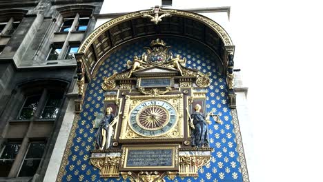 Conserjería-del-reloj-en-la-fachada-del-Palacio-de-justicia-edificio-París