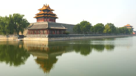 weiten-Blick-über-den-Wassergraben-und-Ecke-Turm-der-Verbotenen-Stadt,-Peking