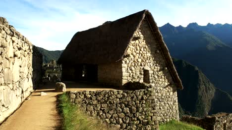 una-choza-reconstruida-en-machu-picchu-en-una-mañana-soleada