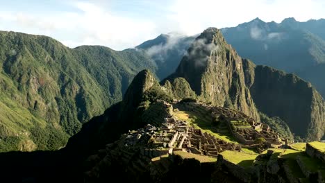 zoom-en-el-lapso-de-tiempo-mañana-de-machu-picchu-en-una-mañana-brumosa