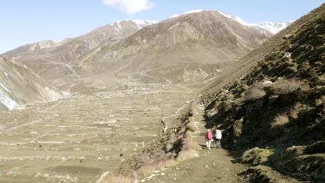 Two-backpackers-on-the-trekking-Larke-Pass-in-Nepal.-Manaslu-area.