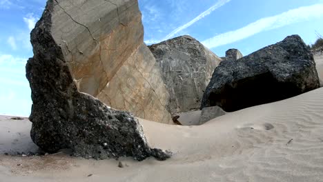 Ruina-del-Bunker-de-hormigón,-pared-del-Atlántico,-segunda-guerra-mundial,-mar-del-norte,-monumento,-4K