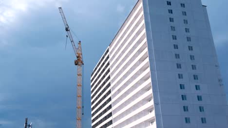 Construcción-de-un-edificio-de-varios-pisos.-Casa-y-construcción-de-la-grúa-sobre-fondo-de-cielo.