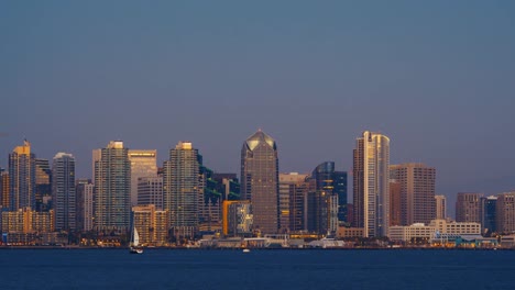 San-Diego-Skyline-Timelapse-mit-Booten-bei-Sonnenuntergang