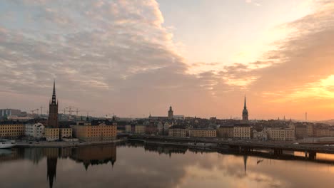Noche-de-skyline-de-la-ciudad-de-Stockholm-a-día-amanecer-timelapse-en-Gamla-Stan-y-Slussen,-Stockholm-Suecia-4K-Time-Lapse