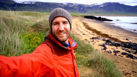 SLOW-MOTION-Selfie-Porträt-von-männlichen-Touristen-in-Island-stehen-am-Strand