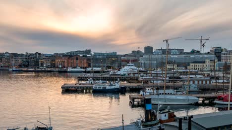 Oslo-City-Skyline-Tag-zu-Nacht-Sonnenuntergang-Zeitraffer-am-Hafen-von-Oslo,-Oslo-Norwegen-4K-Zeitraffer