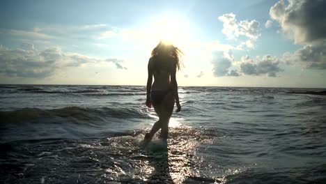 La-bella-rubia-en-bikini-caminando-por-la-playa