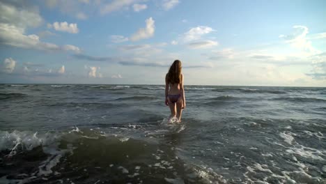 Die-schöne-Blondine-im-Bikini-am-Strand