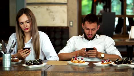 Cheerful-multiracial-friends-taking-selfie-in-pizzeria