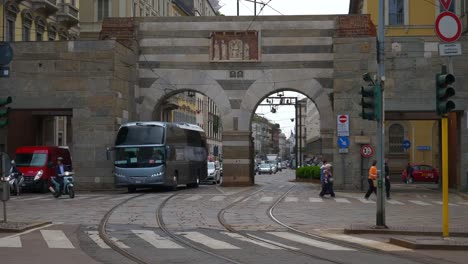 Italien-Tag-Zeit-Mailand-berühmten-Straßenbahn-Verkehr-Straße-Slow-Motion-Panorama-4k