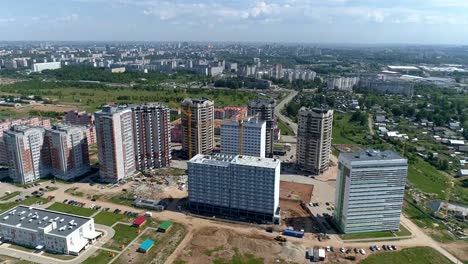 Toma-aérea-de-la-ciudad.-Edificios-de-varios-pisos,-carreteras.