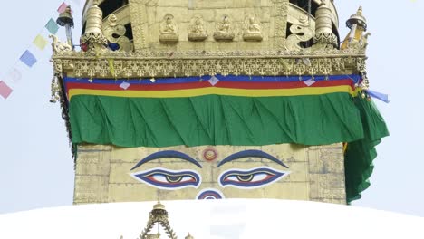 Eyes-of-Buddha-in-ancient-Sawayambhunath-monkey-temple-in-Kathmandu,-Nepal.