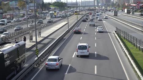 Atasco-de-tráfico-en-la-ciudad-en-Turquía