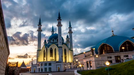 Rusia,-República-de-Tatarstan,-Kazan,-tiempo-de-vueltas,-la-ciudad-de-noche