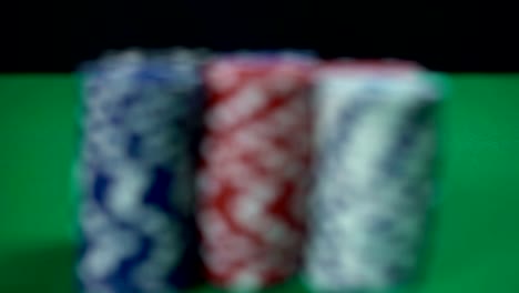 Poker-Spieler-ziehen-in-Stapeln-von-Chips,-großen-Sieg,-Sieg,-erfolgreiches-Spiel