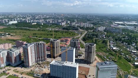 Toma-aérea-de-la-ciudad.-Edificios-de-varios-pisos,-carreteras.