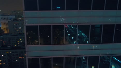 Drohne-Filmmaterial-der-moderne,-verglaste-Wolkenkratzer-im-Zentrum-von-Warschau