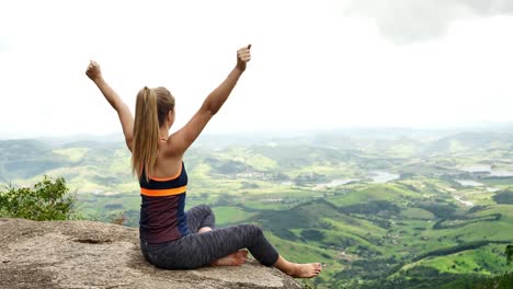 Fitness-Mädchen,-die-in-der-Ansicht