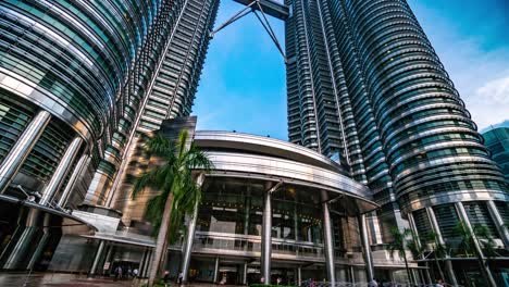 Zeitraffer-von-close-up-erschossen-Kuala-Lumpurs-berühmten-Petronas-Towers-im-sonnigen-Tag-4K