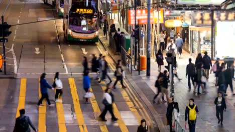 Timelapse-de-la-gente-en-un-cruce-en-el-camino-del-Causway-Bay-en-Hong-Kong.