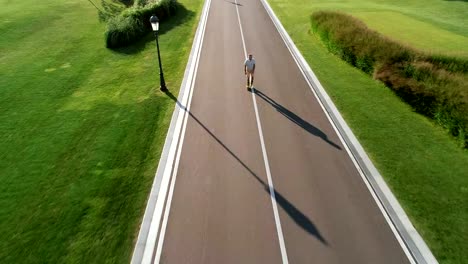 Der-alte-Mann-Inline-Skating-auf-der-Gasse.-Quadrocopter-erschossen