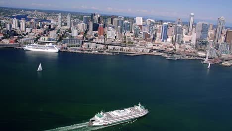 Ferry-de-Seattle-en-la-bahía-de-Elliot-helicóptero-antena