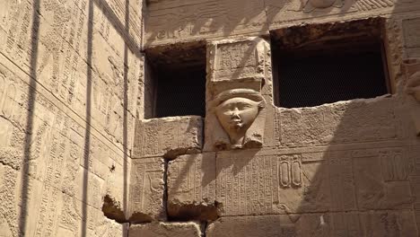 Dendera-Tempel-oder-Tempel-der-Hathor.-Ägypten.-Dendera,-Denderah,-ist-eine-kleine-Stadt-in-Ägypten.-Dendera-Tempel-Komplex,-eine-der-besterhaltenen-Tempelanlagen-aus-alten-Oberägypten.