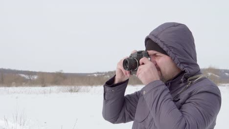 Photographer-shoots-in-winter-in-nature