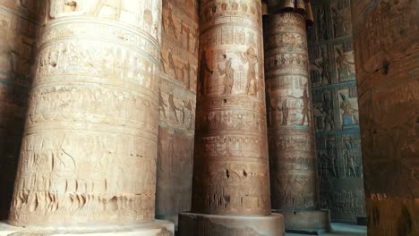 Schöne-Interieur-des-Tempels-von-Dendera-oder-Tempel-der-Hathor.-Ägypten,-Dendera,-antiken-ägyptischen-Tempel-nahe-der-Stadt-von-Ken