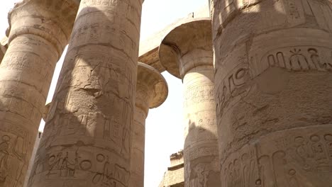 Templo-de-Karnak-en-Luxor,-Egipto.-El-complejo-de-templo-de-Karnak,-comúnmente-conocido-como-Karnak,-comprende-una-vasta-mezcla-de-cariados-de-templos,-capillas,-Torres-y-otros-edificios-en-Egipto.