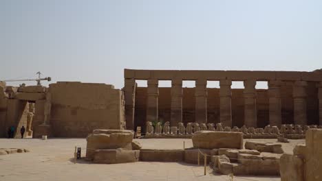 Karnak-Tempel-in-Luxor,-Ägypten.-Der-Karnak-Tempelkomplex,-allgemein-bekannt-als-Karnak,-umfasst-eine-breite-Mischung-aus-verfallenen-Tempel,-Kapellen,-Pylone-und-andere-Gebäude-in-Ägypten.