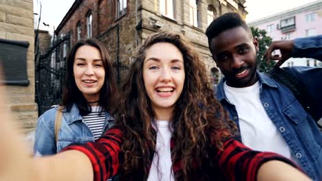 Point-Of-View-Schuss-begeistert-männliche-und-weibliche-Reisende-online-video-Anruf-halten-Sie-Gadget,-Blick-in-die-Kamera-und-sprechen-über-die-schöne-Stadt-um-sie-herum.