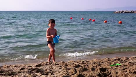 Kleiner-Junge-am-Meeresstrand,-Griechenland