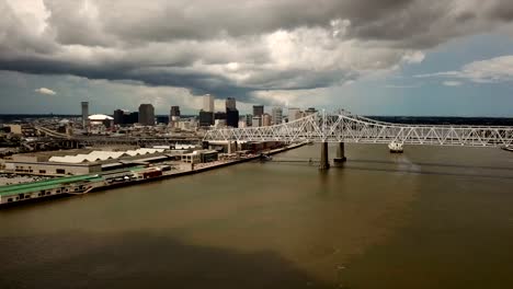 Luftaufnahme-von-New-Orleans-über-die-Autobahnbrücke-Deck-und-Mississippi-Fluß