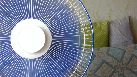 Ventilador-interno-con-hojas-azul-que-sopla