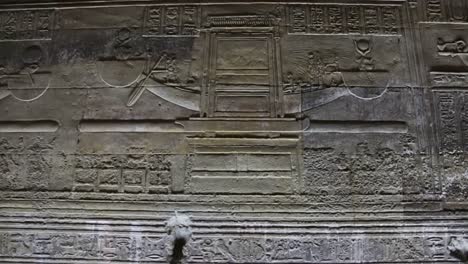 Hermoso-interior-del-templo-de-Dendera-o-el-templo-de-Hathor.-Antiguo-templo-egipcio-de-Dendera,-Egipto-cerca-de-la-ciudad-de-Ken