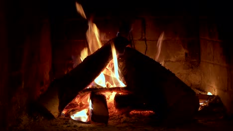 Madera-y-brasas-en-la-chimenea-ardiente-fuego-de-la-chimenea.