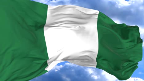 ondeando-la-bandera-contra-el-cielo-azul-de-Nigeria