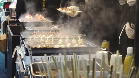 Kochen-von-Essen-in-einem-japanischen-Fischmarkt