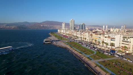 Fährverbindungen-in-Izmir,-Meerblick