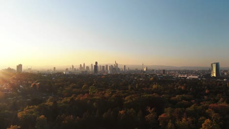 Filmischen-Luftaufnahmen-der-Frankfurter-Skyline-Panorama-bei-Sonnenuntergang